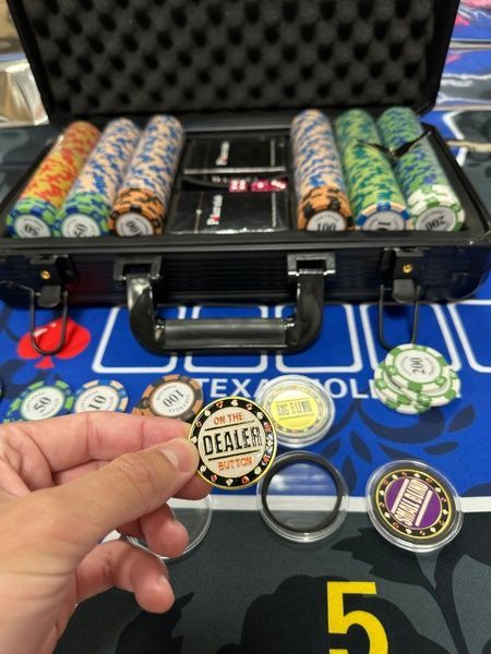 Покерний набір LuxPro Професійний у кейсі на 300 глиняних фішок з номіналом для Турнірів pok300g фото